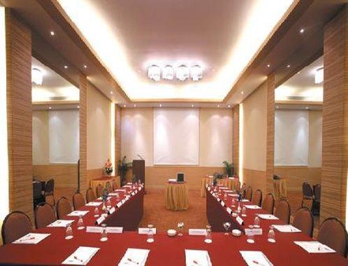 होटल The Retreat & Convention Centre