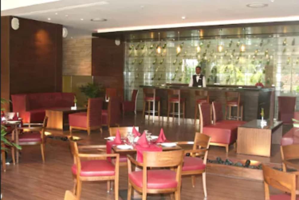 The Retreat & Convention Centre होटल