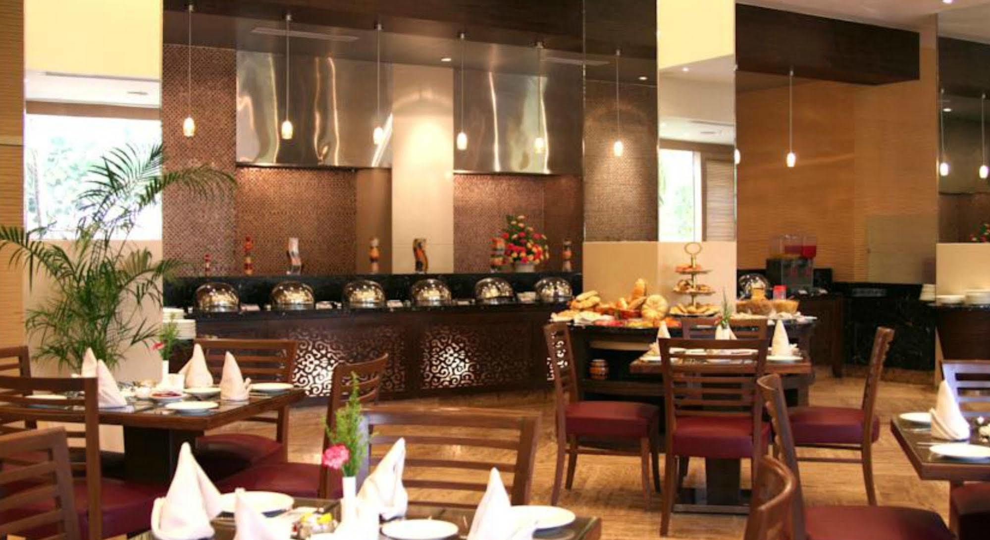 होटल The Retreat & Convention Centre