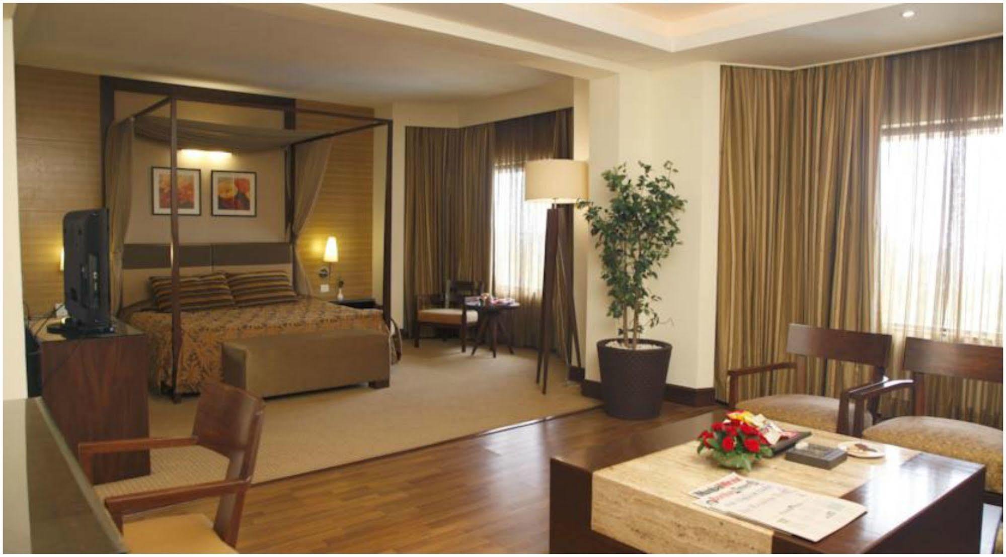 होटल The Retreat & Convention Centre